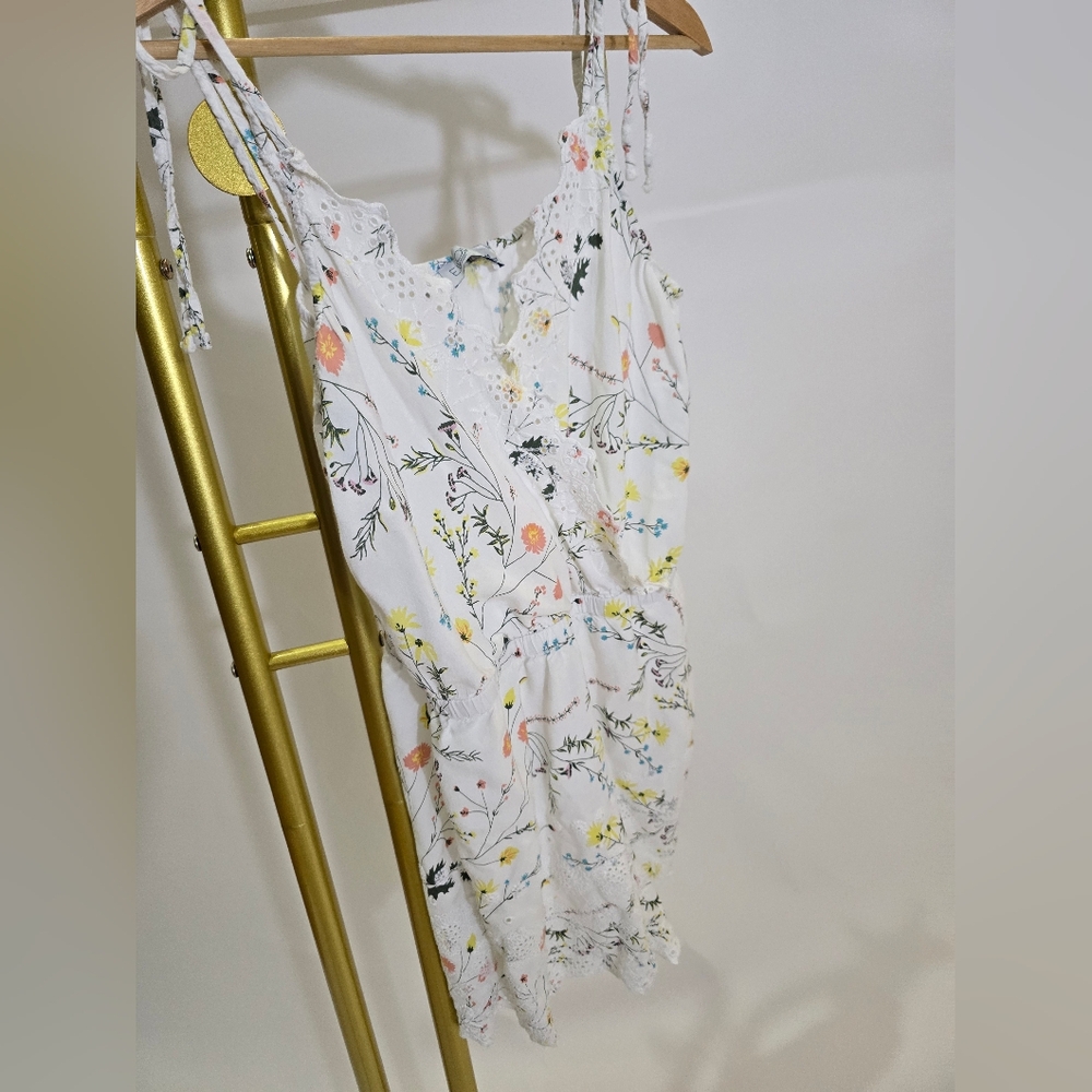 Women’s White Floral Romper - Lightweight Summer Jumpsuit Medium - Picture 3 of 13